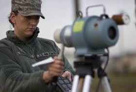 2011年３月24日、米軍横田基地で放射線量を測定する空軍医療班。